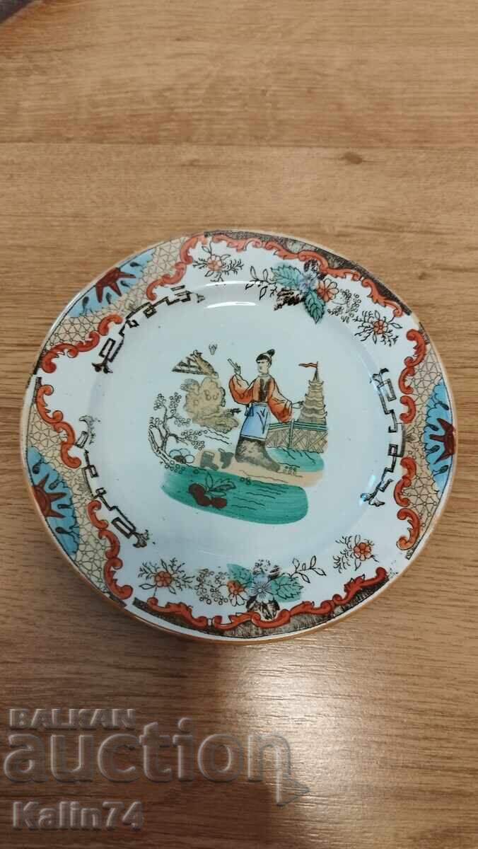 Ένα όμορφο πορσελάνινο πιάτο από την Κίνα.