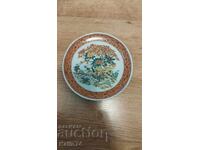 O farfurie frumoasa de portelan din Japonia.