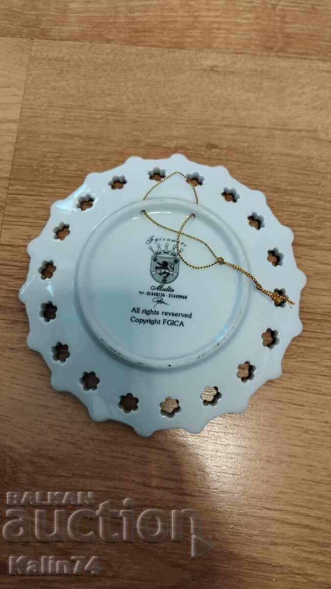 Auction  Beautiful porcelain plate from Malta