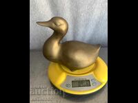 бронзова фигура на патица