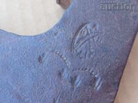 μεγάλο παλιό χειροποίητο σφυρήλατο τσεκούρι με σφραγίδα σπαθιά