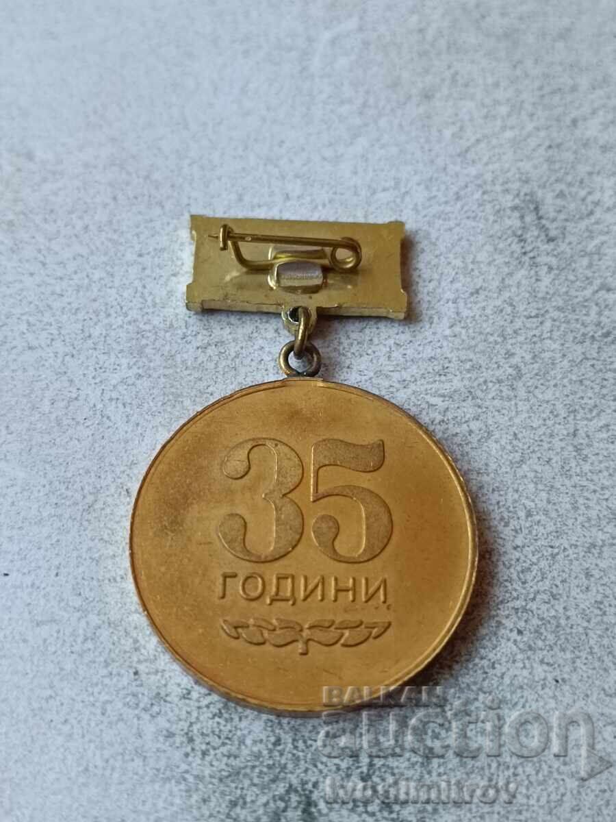 Insignă 35 de ani fabrica de mobilă 23 Decembrie Sofia cu preț € 4.26 | 8.33 BGN