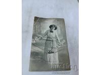 Ταχυδρομική κάρτα Νεαρή κοπέλα με λευκό φόρεμα 1914