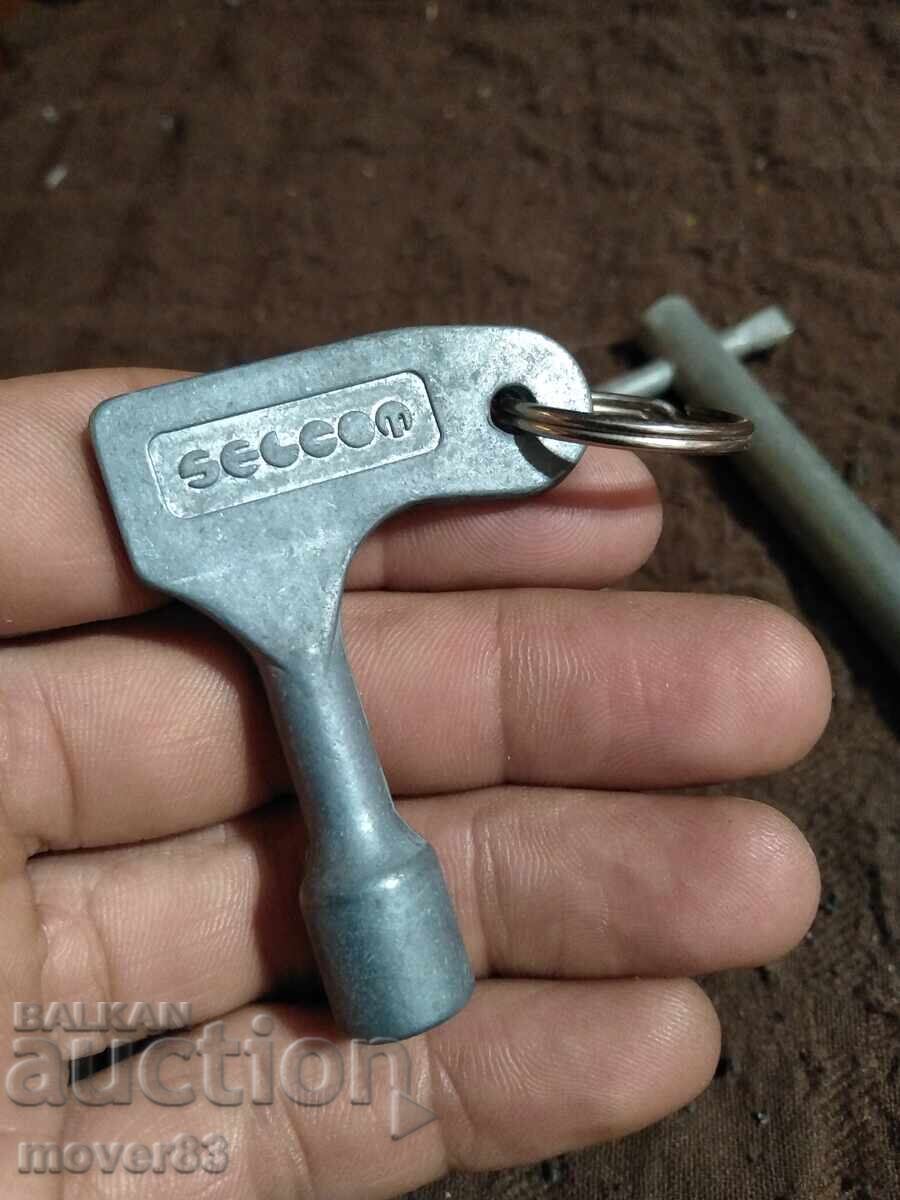 Licitație Chei triunghiulare. 3 bucăți