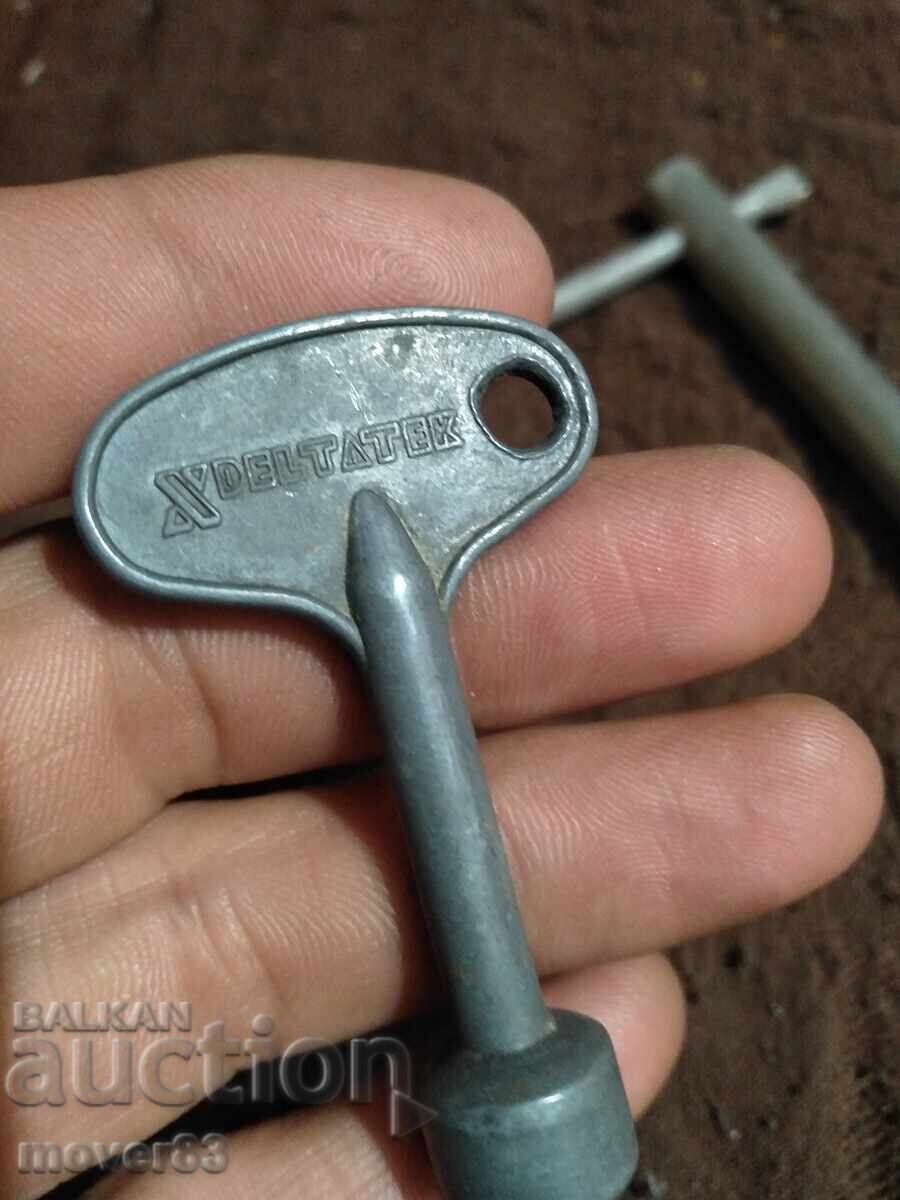Livrarea Chei triunghiulare. 3 bucăți