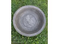 Голям стар меден леген