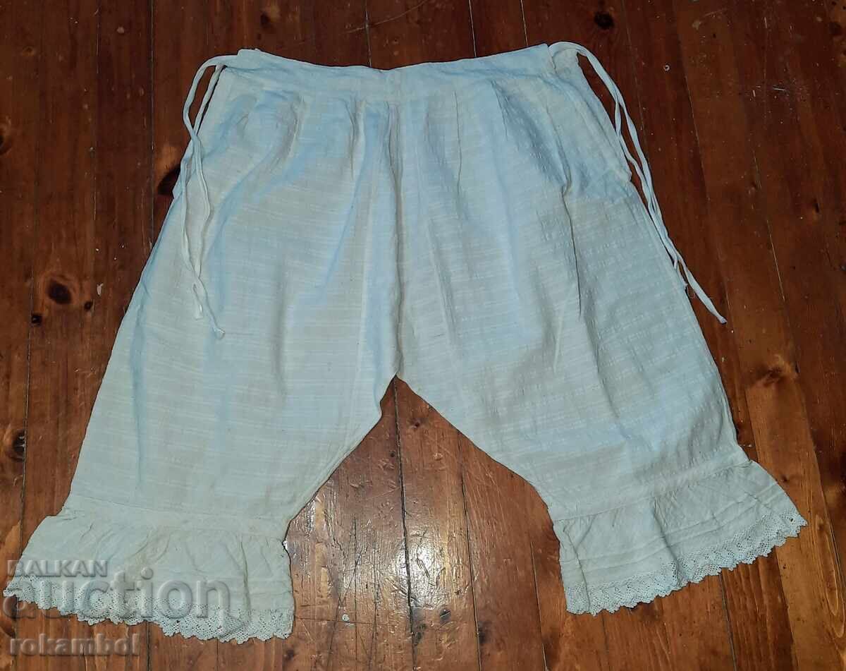 Etnografică lenjerie intimă de damă, kenar din zestre cu preț € 30.00 | 58.68 BGN