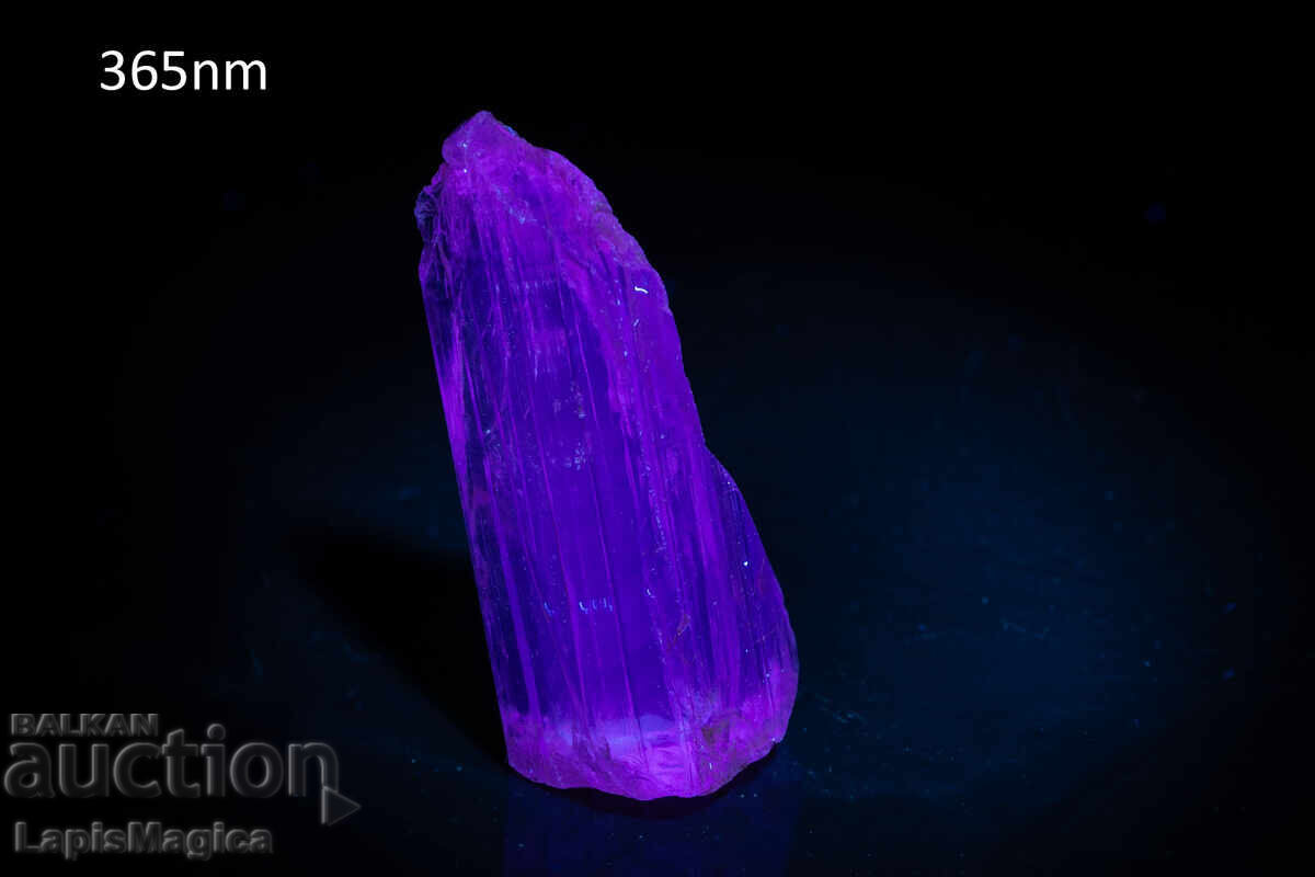 Licitație Cristal de scapolit fluorescent 16,1 ct