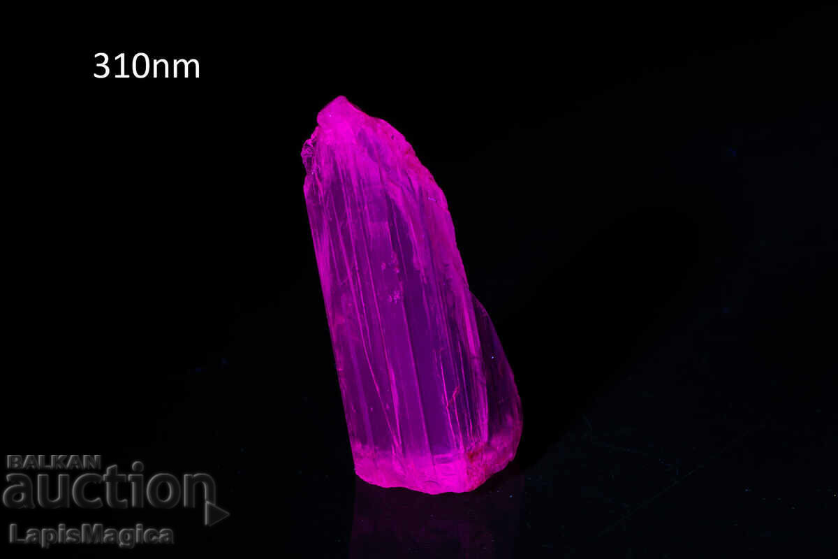 Livrarea Cristal de scapolit fluorescent 16,1 ct