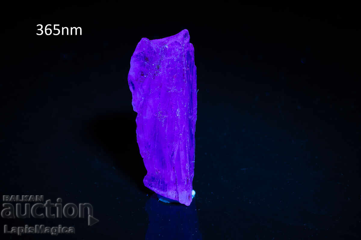 Δημοπρασία Φθορίζων κρύσταλλος σκαπολίτη 12.8ct