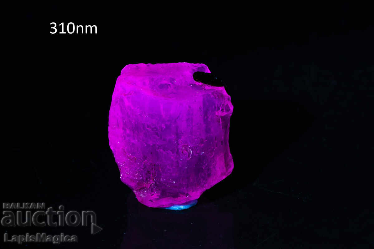 Livrarea Cristal de scapolit fluorescent 14.7ct Livrarea Cristal de scapolit fluorescent 14.7ct