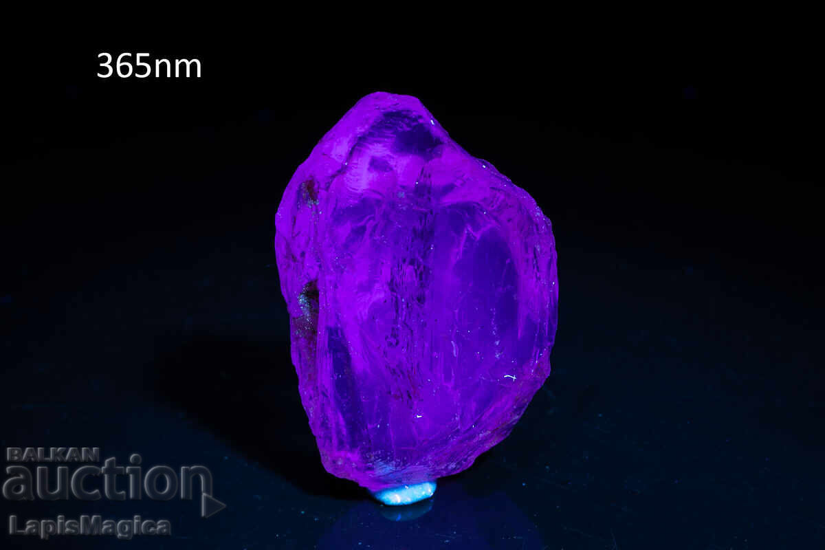 Livrarea Cristal de scapolit fluorescent 20.7ct