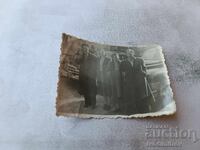 Fotografie Doi bărbați și două femei în fața unor mașini retro