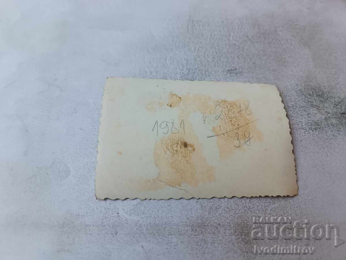 Fotografie Sofia Bărbat cu vioară și femeie în palton de iarnă la plimbare cu preț € 1.34 | 2.62 BGN