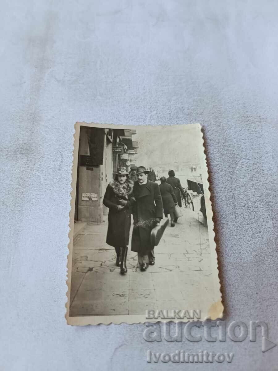 Fotografie Sofia Bărbat cu vioară și femeie în palton de iarnă la plimbare