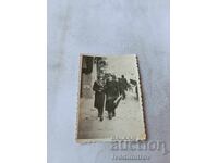 Photo Sofia Man with a violin and woman in a winter coat on a walk