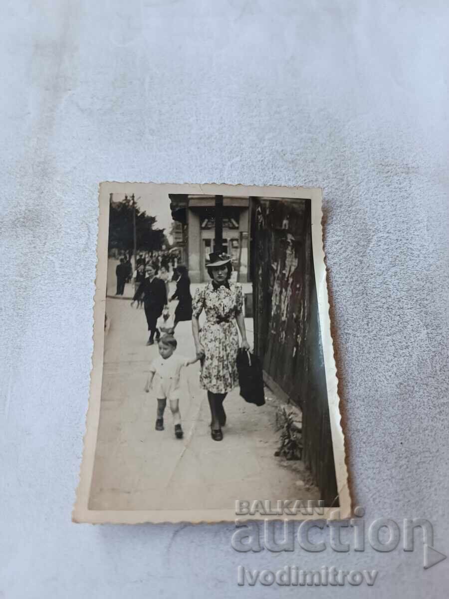 Fotografie Sofia O femeie și un băiețel la plimbare