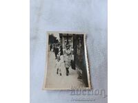 Fotografie Sofia O femeie și un băiețel la plimbare