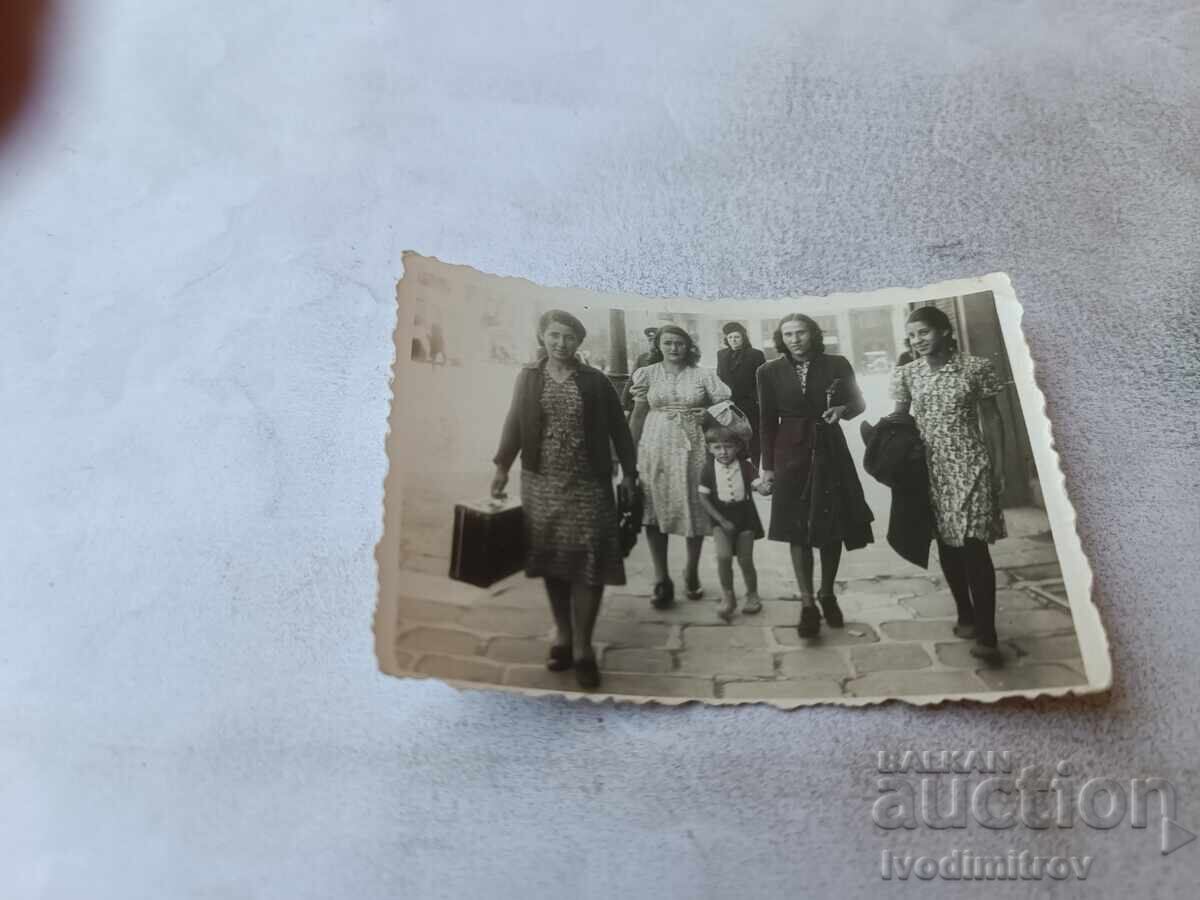 Fotografie Sofia Femei și un băiețel la plimbare