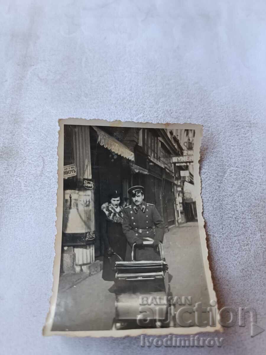 Fotografie Sofia Ofițer și femeie cu cărucior retro pentru copii Fotografie Sofia Ofițer și femeie cu cărucior retro pentru copii