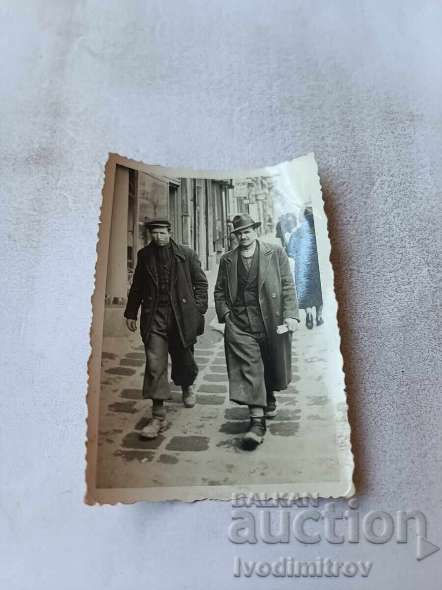 Foto Sofia Doi bărbați la plimbare