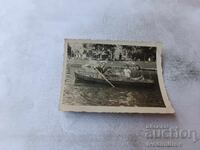 Σ-κα Σόφια Άνδρας γυναίκα και αγοράκι με βάρκα στη λίμνη στο Μπορ. κ-να