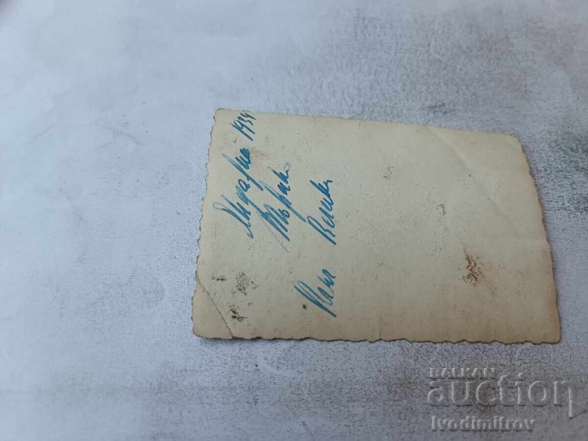 Fotografie Sofia Bărbat femeie și fetiță în parc iarna 1943 cu preț € 1.17 | 2.29 BGN