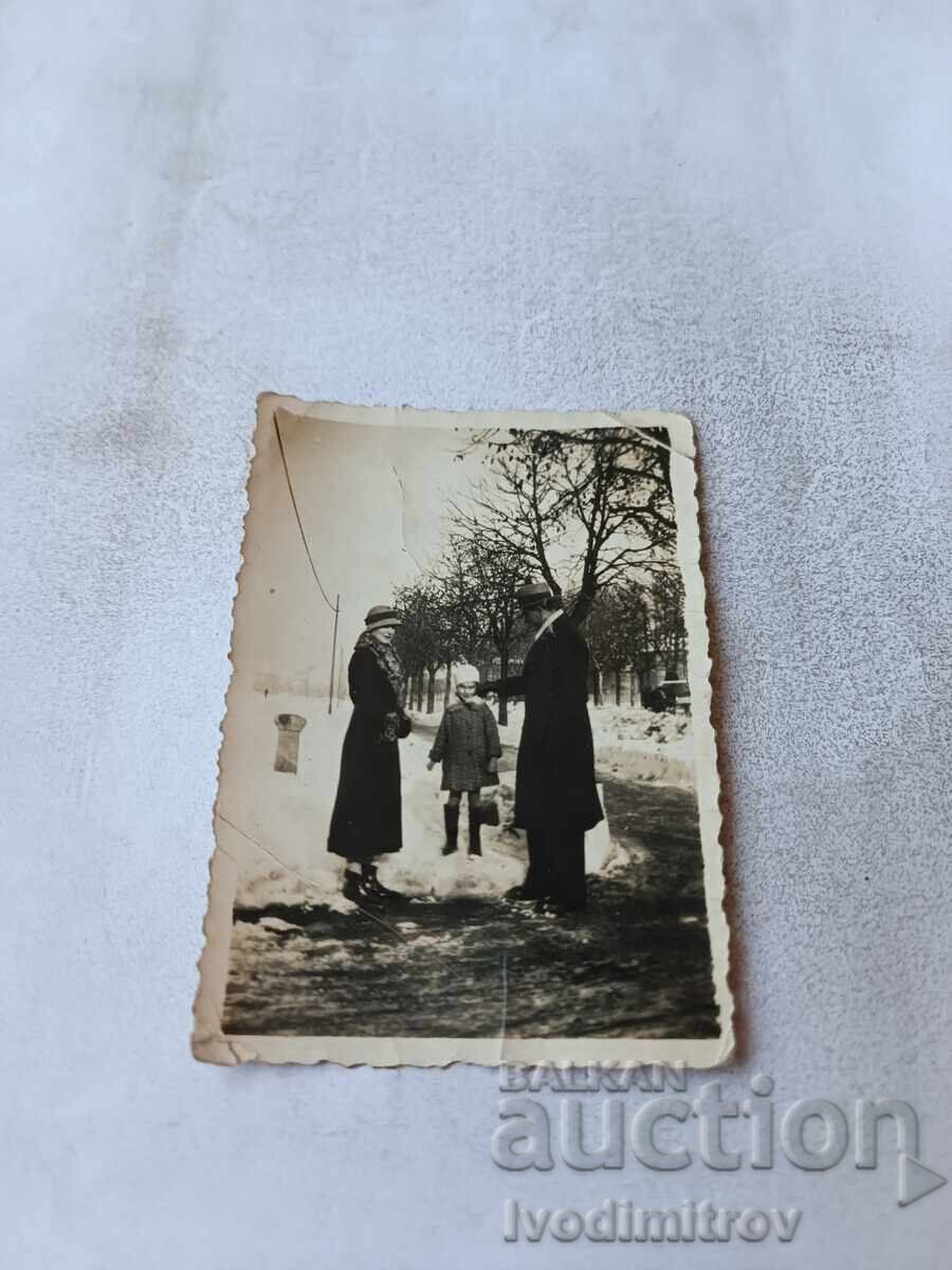 Fotografie Sofia Bărbat femeie și fetiță în parc iarna 1943