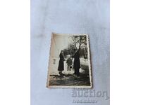 Снимка София Мъж жена и момиче в парка през зимата 1943