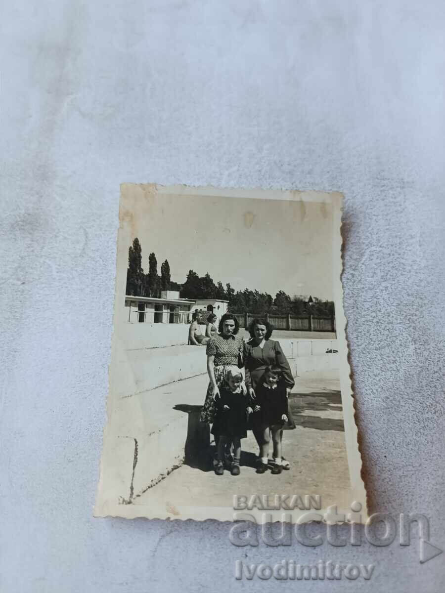 Φωτογράφιση Σόφια Γυναίκες και κορίτσια σε πισίνα