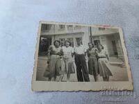 Φωτογραφία ενός άνδρα και τεσσάρων νεαρών γυναικών