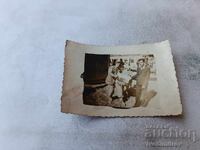 Φωτογραφία Ντούπνιτσα Δύο άνδρες που κρατούν εφημερίδα