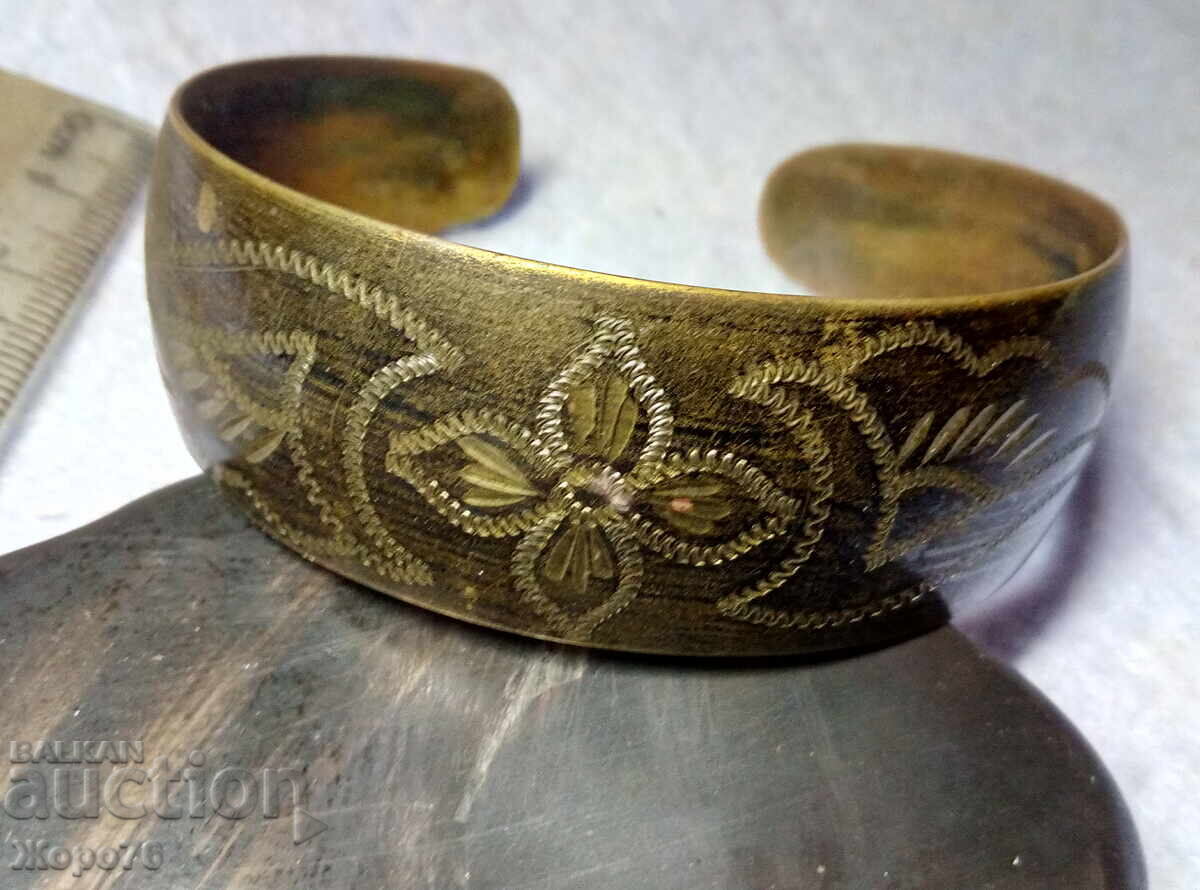 Brățară din cupru veche, lucrată manual, cu ornamente florale gravate