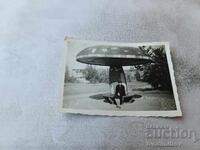 Φωτογραφία Γυναίκα καθισμένη σε παγκάκι σε σχήμα μανιταριού στο πάρκο