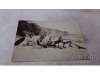 Снимка Жени момичета и момче на плажа