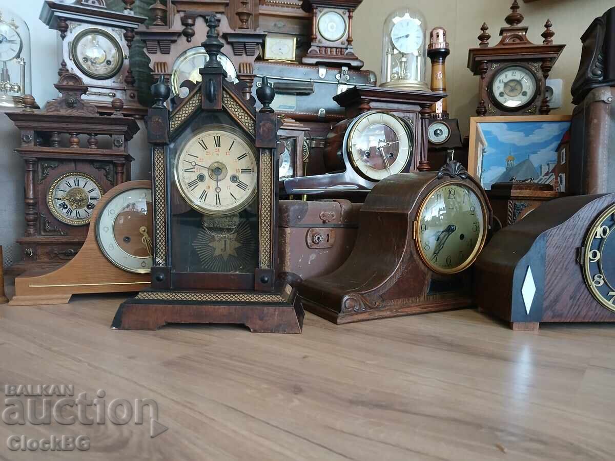 Auction  Complete collection of table/wall clocks