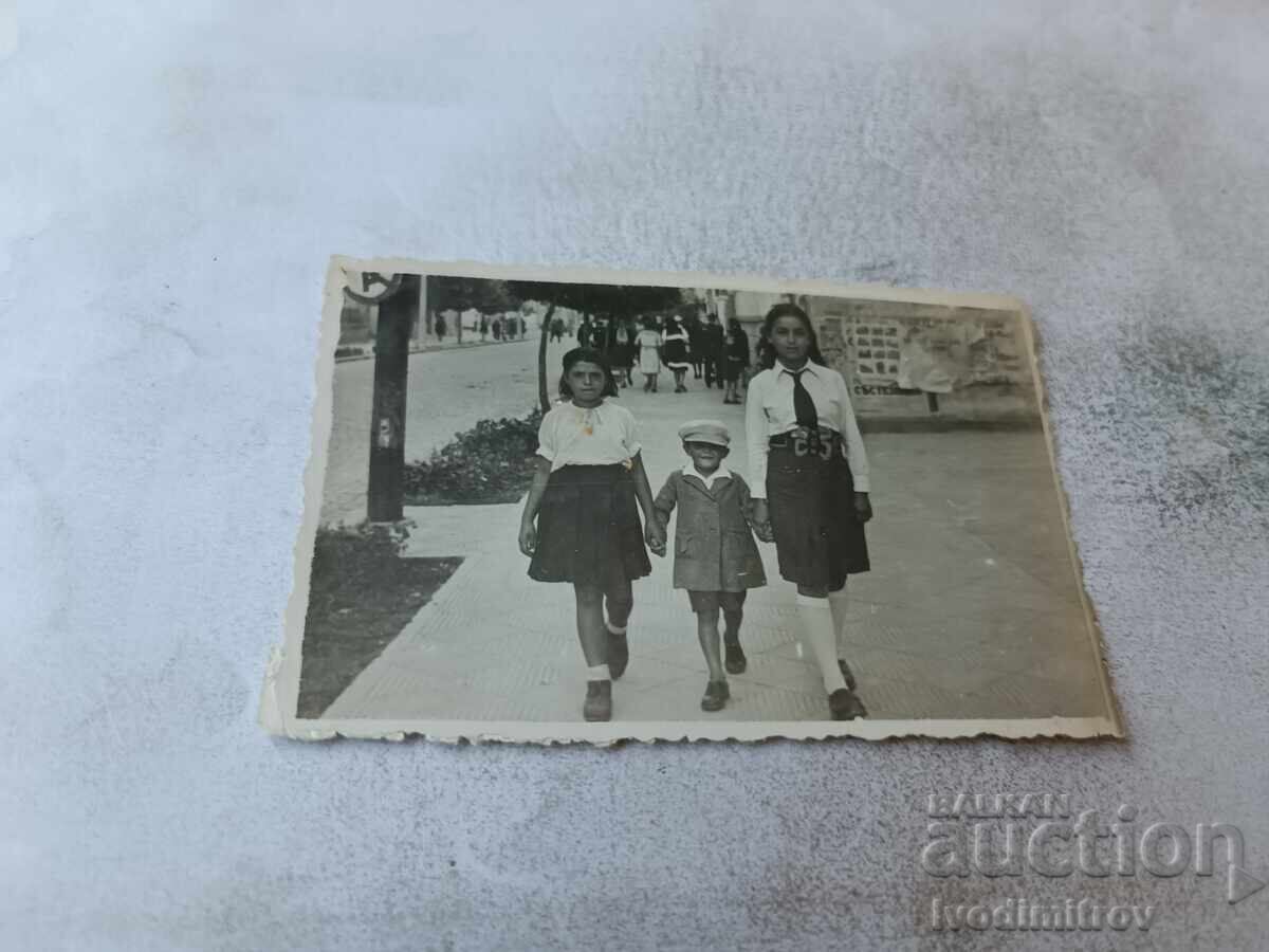 Fotografie Sliven Băiat și două fete la plimbare 1946