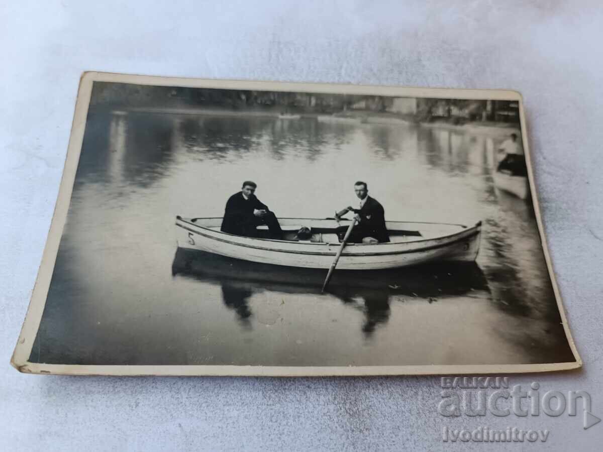 С-ка Двама мъже с лодка в езерото в Борисовата градина 1928