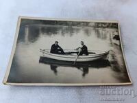 С-ка Двама мъже с лодка в езерото в Борисовата градина 1928