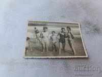 Снимка Момче три момичета на брега на морето