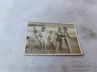 Снимка Момче три момичета на брега на морето