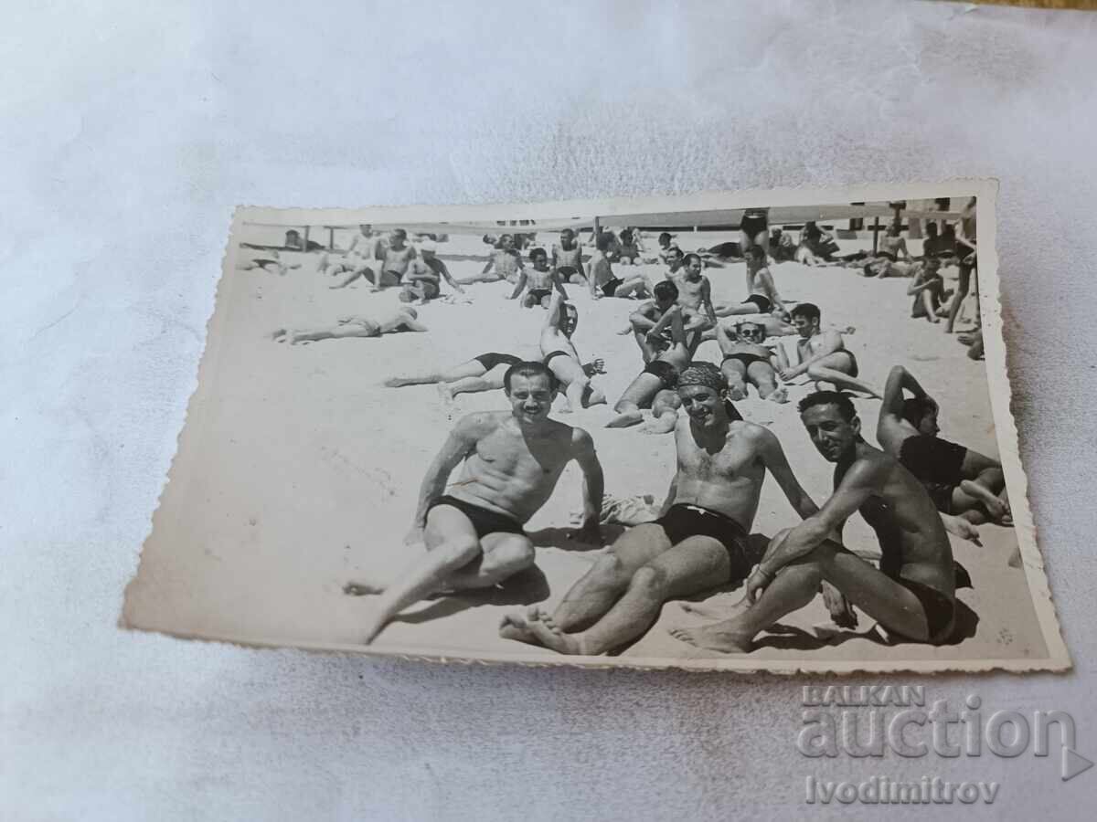 Foto Trei bărbați pe plajă Foto Trei bărbați pe plajă