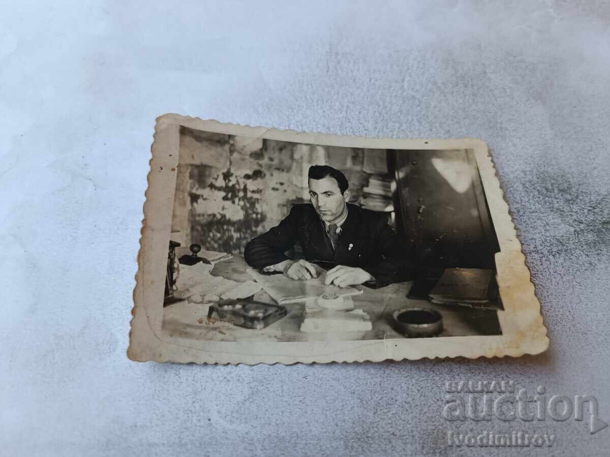 Φωτογραφία Βιδίνιου Άνδρας στο γραφείο του Τμήματος Χριστουγέννων 1943
