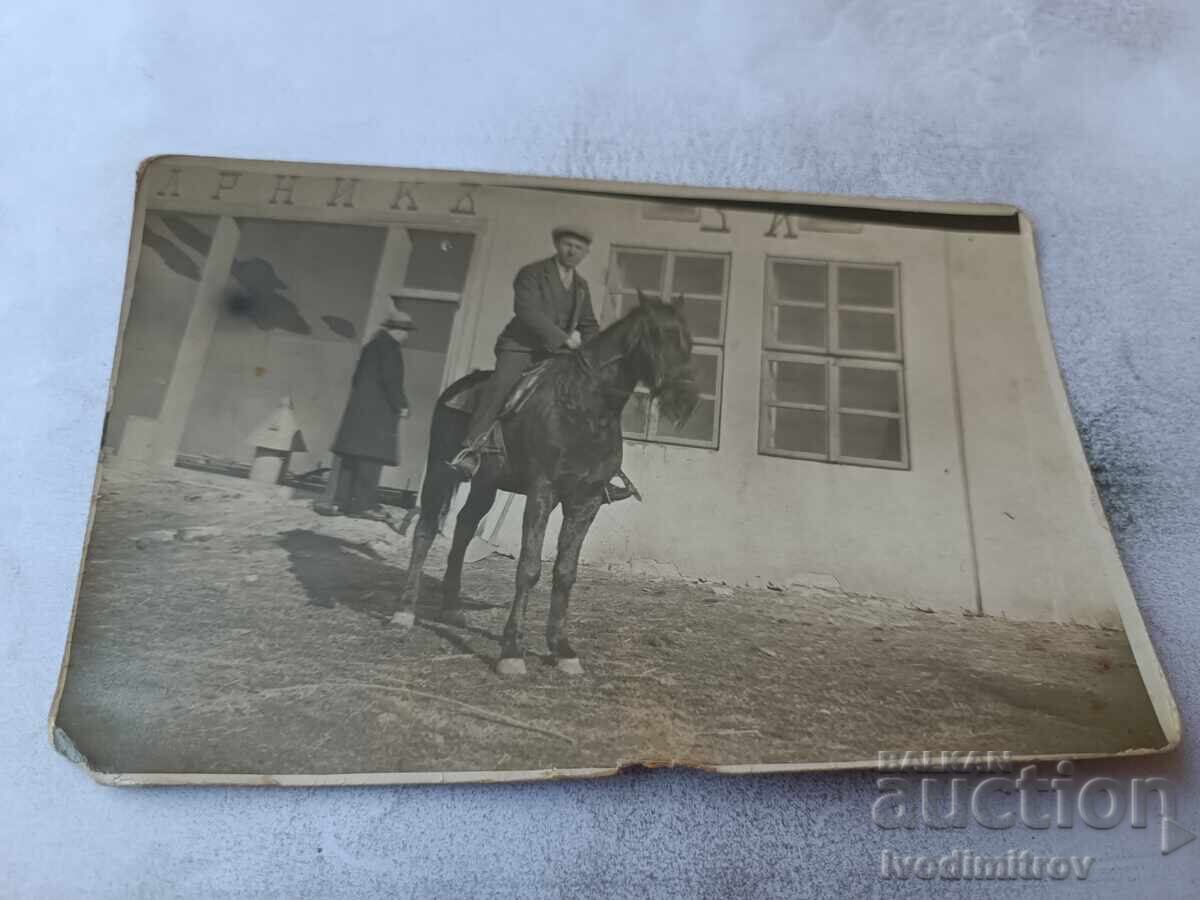Fotografie Povlikeci Bărbat pe cal în fața unui coteț pentru păsări 1929