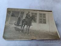 Снимка Повликеци Мъж на кон пред Кокошарникъ за птици 1929