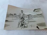 Foto Doi bărbați pe plajă