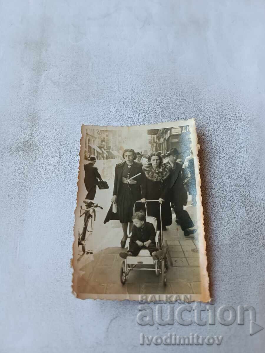 Fotografie Sofia Două femei și un băiețel într-un cărucior retro