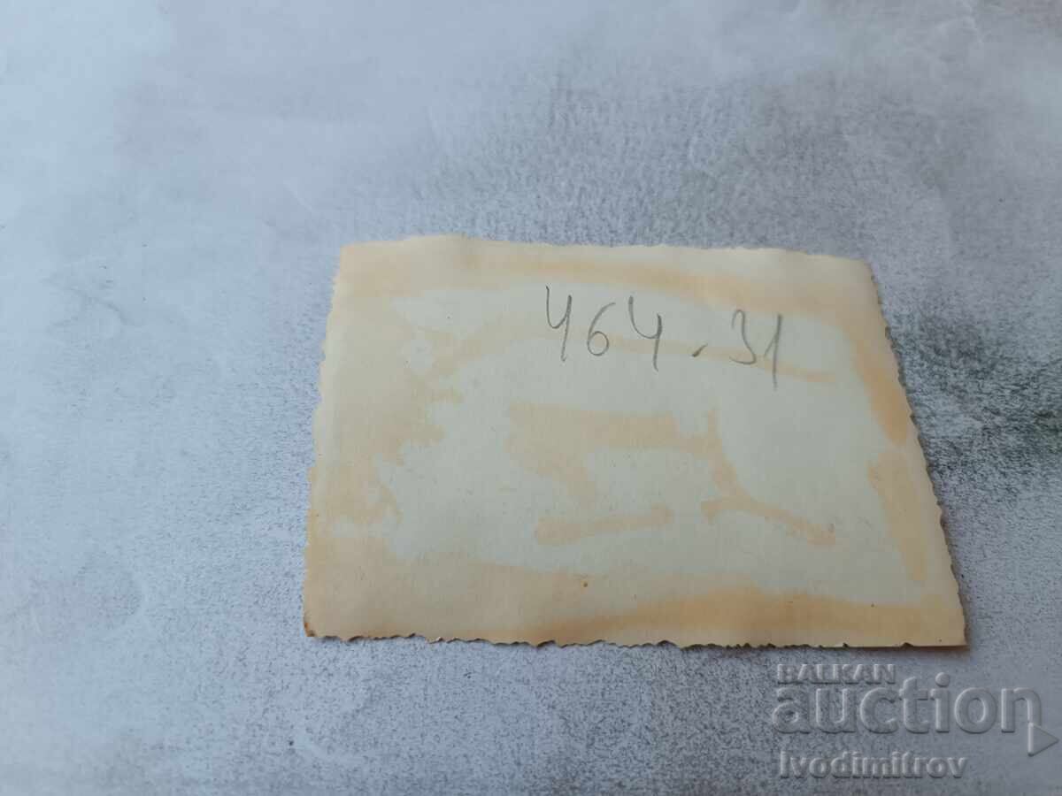 Fotografie Sofia Un bărbat, o femeie și un băiețel pe trotuar cu preț € 1.14 | 2.23 BGN