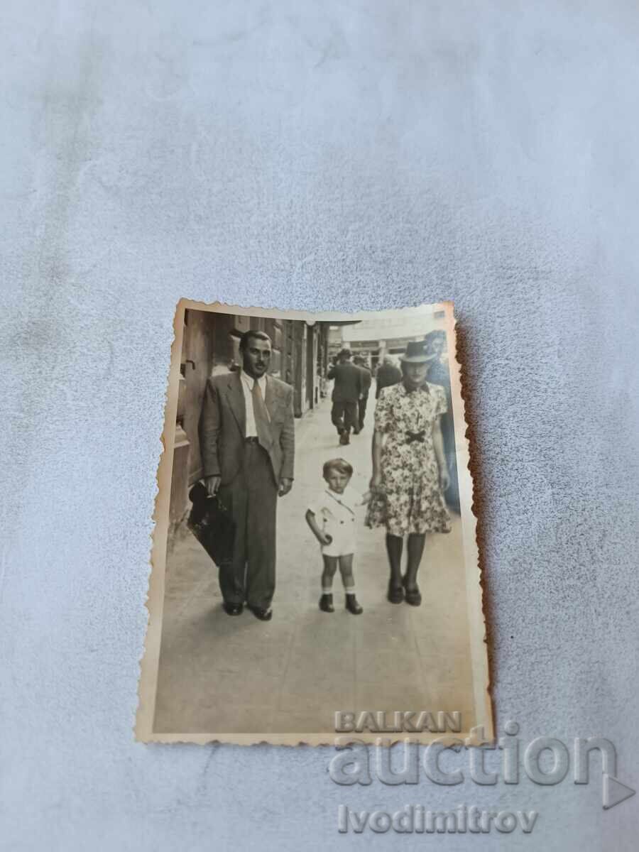 Fotografie Sofia Un bărbat, o femeie și un băiețel pe trotuar