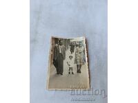 Fotografie Sofia Un bărbat, o femeie și un băiețel pe trotuar